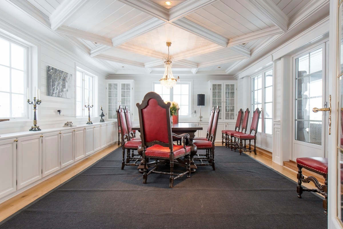 Nydelig spisestue med flotte detaljer i taket og herskapelig preg - Her kan det dekkes på til flere enn 40 når man åpner glassdøren mellom de to spisestuene Galleribilde