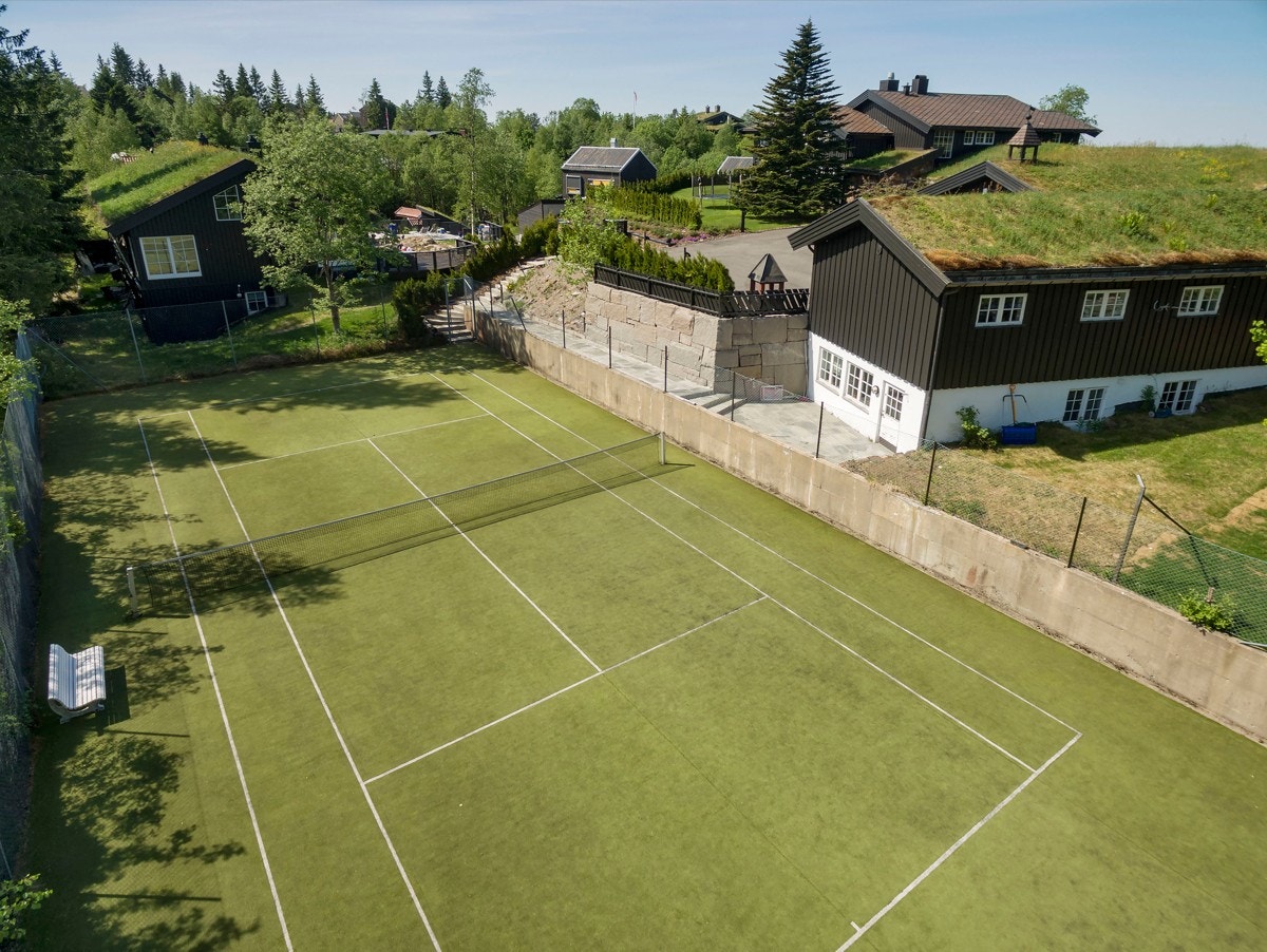 Villaen har blant annet egen tennisbane på tomten Galleribilde