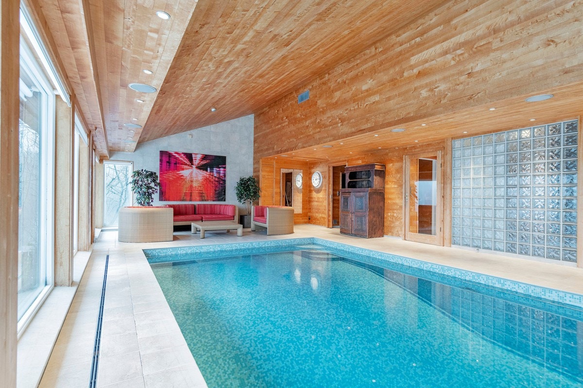 Bassengavdeling med badstue, omkledningsrom og separat toalett Galleribilde