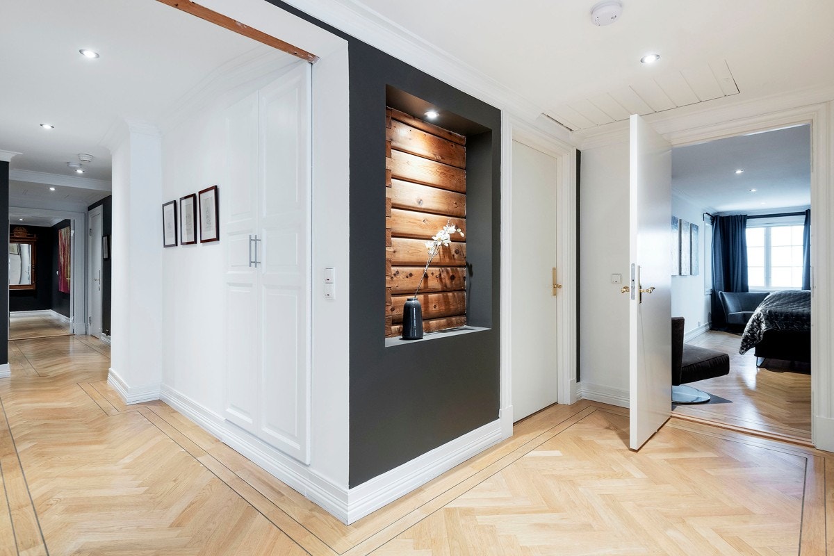 Eikeparkett med fiskebensmønster fra 2012 i 2 .etasje og kontor Galleribilde