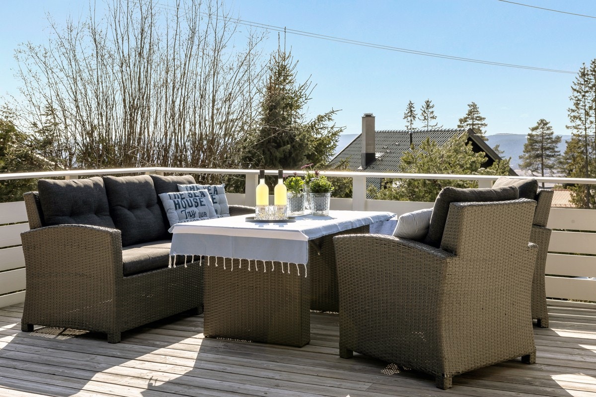 Terrasseplatting over garasje med hyggelig utsikt og flotte solforhold Galleribilde