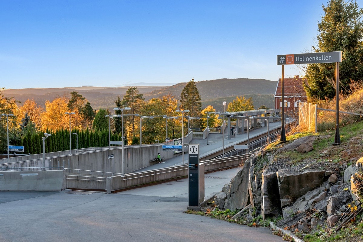 Eiendommen ligger midt mellom Voksenlia- og Holmenkollen T-banestasjon Galleribilde