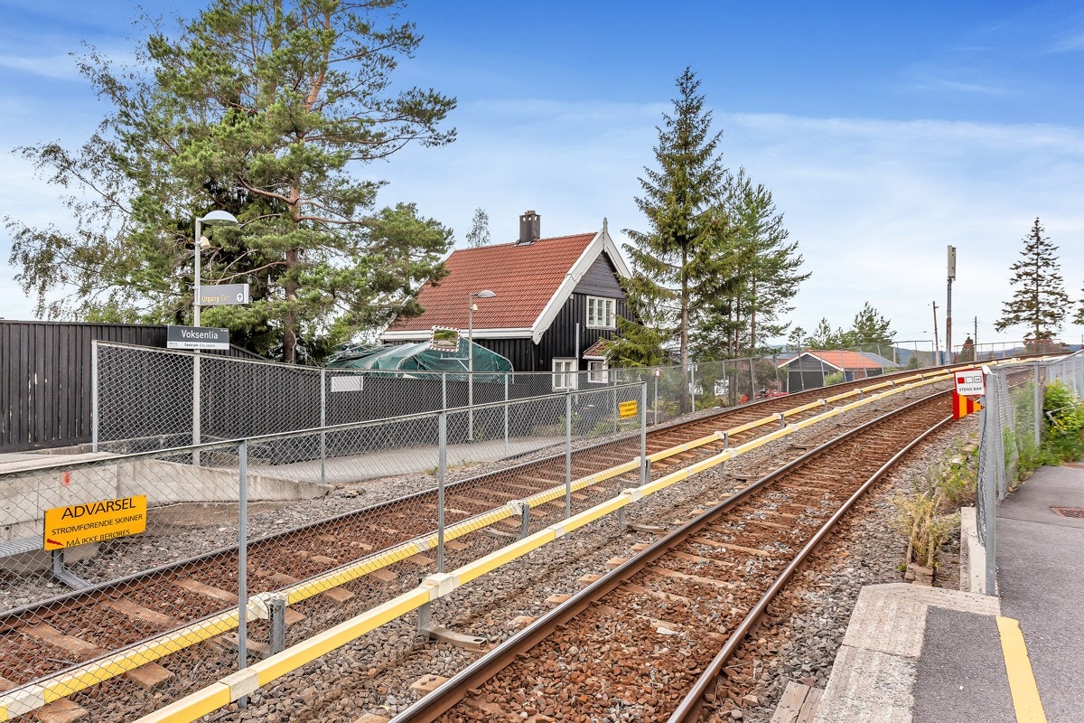 Eiendommen ligger midt mellom Voksenlia- og Holmenkollen T-banestasjon Galleribilde