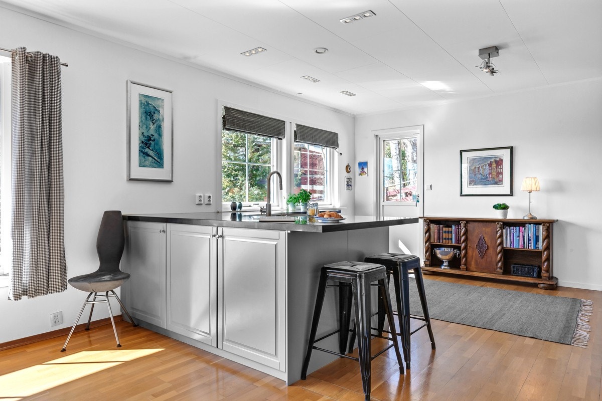 Integrerte hvitevarer inkluderer oppvaskmaskin, kjøl/frys, stekeovn, mikrobølgeovn, keramisk koketopp og ventilator Galleribilde