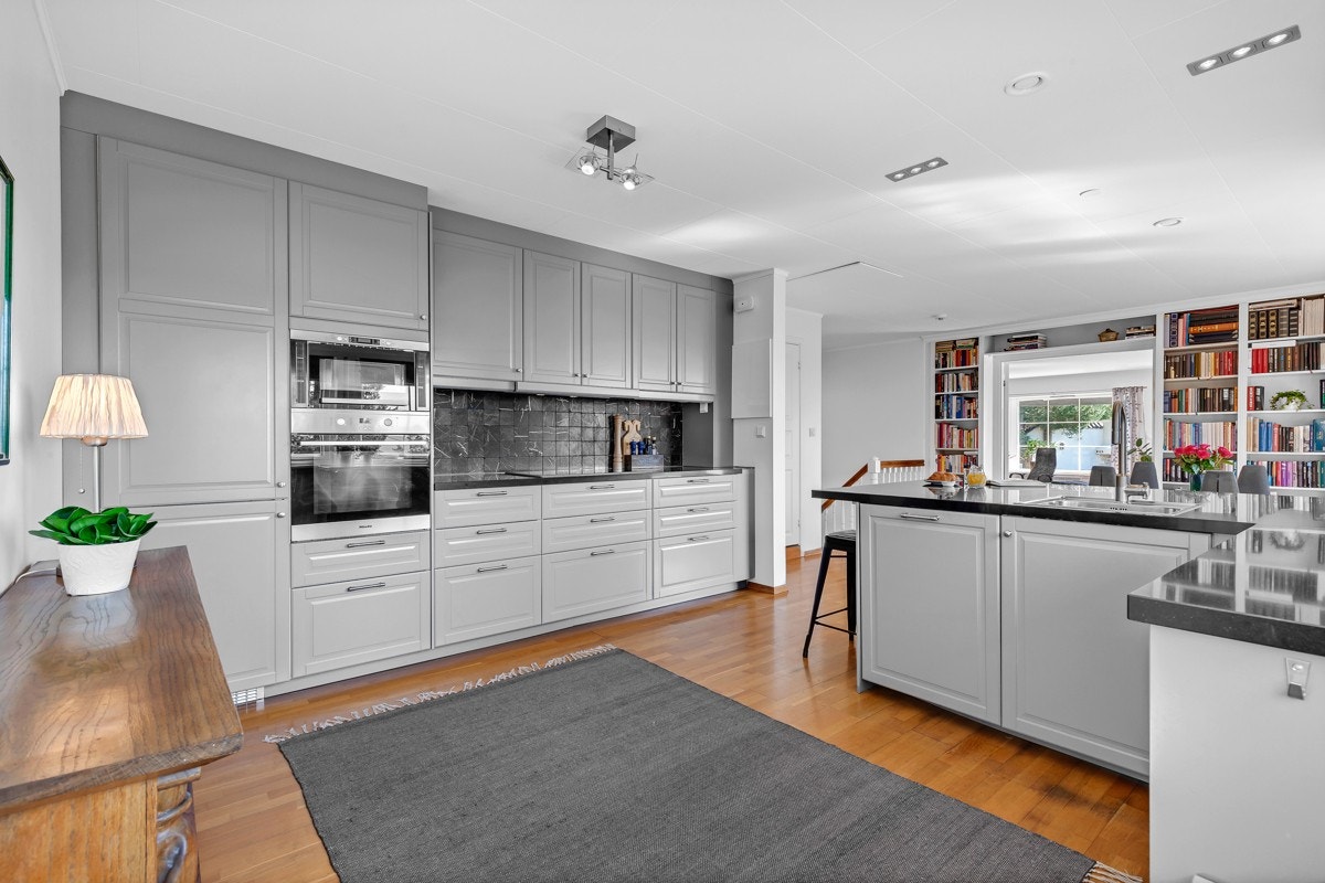 Lyst og pent kjøkken med innredning fra 2013. Profilerte fronter med stålhåndtak, lekre kompositt benkeplater og integrerte hvitevarer Galleribilde