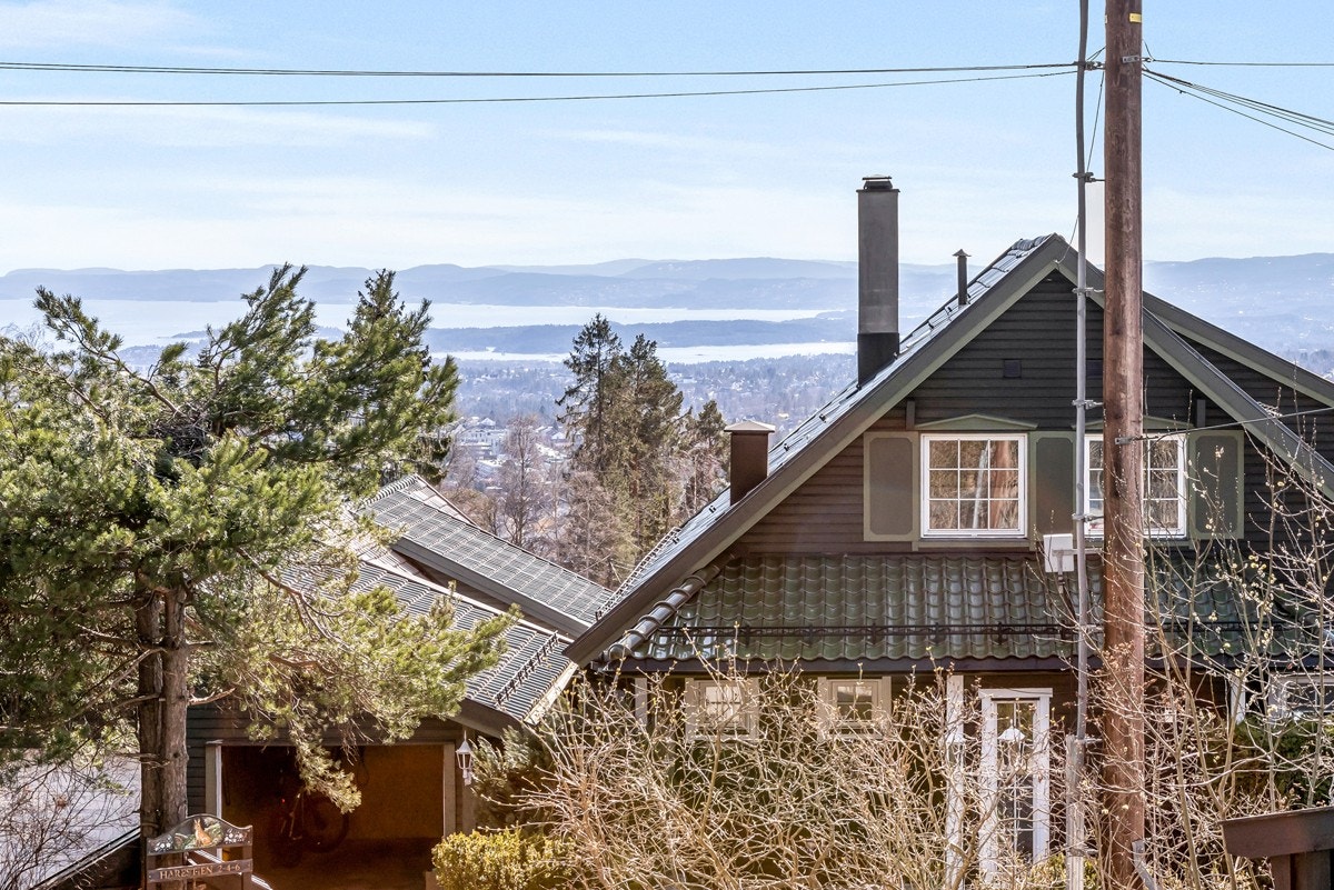 Fra eiendommen er det flott utsikt mot syd og vest, over store deler av byen, Asker/Bærum, indre Oslofjord, Kolsås m.m Galleribilde