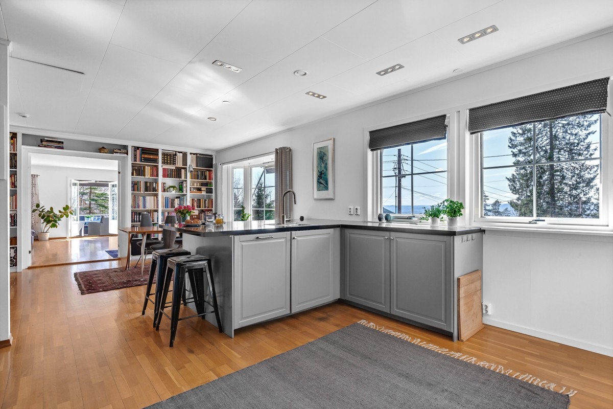 Åpen løsning mellom kjøkken og spisestue Galleribilde