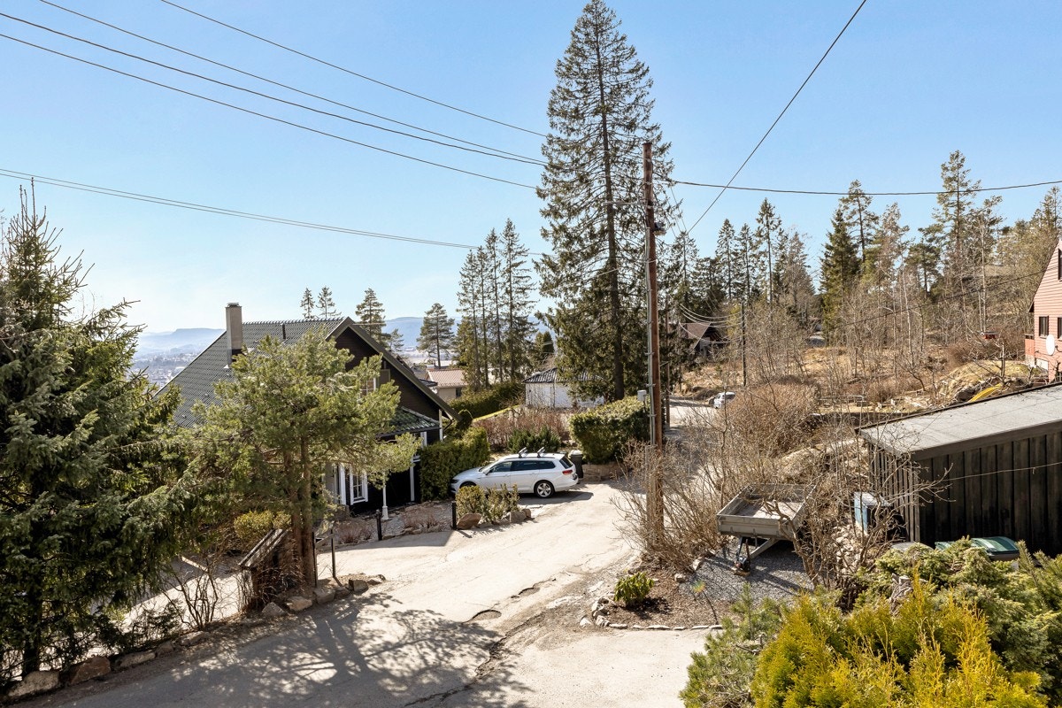 Harestien er en liten sidevei inn fra Lillevannsveien. Det er en stille gate uten naturlig gjennomgangstrafikk Galleribilde