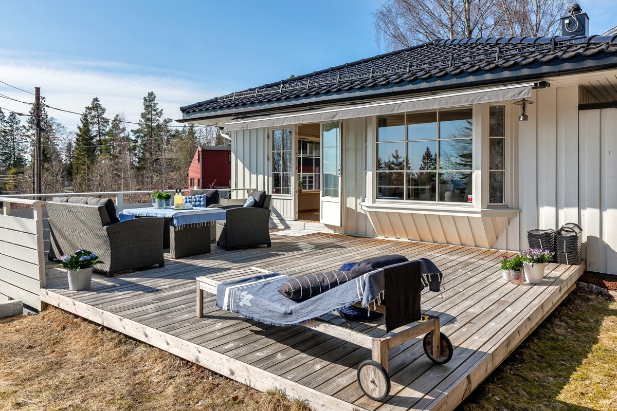 Tomten på litt over 600 kvm er lettstelt og praktisk. Den store solrike plattingen har direkte adkomst fra stuen Galleribilde