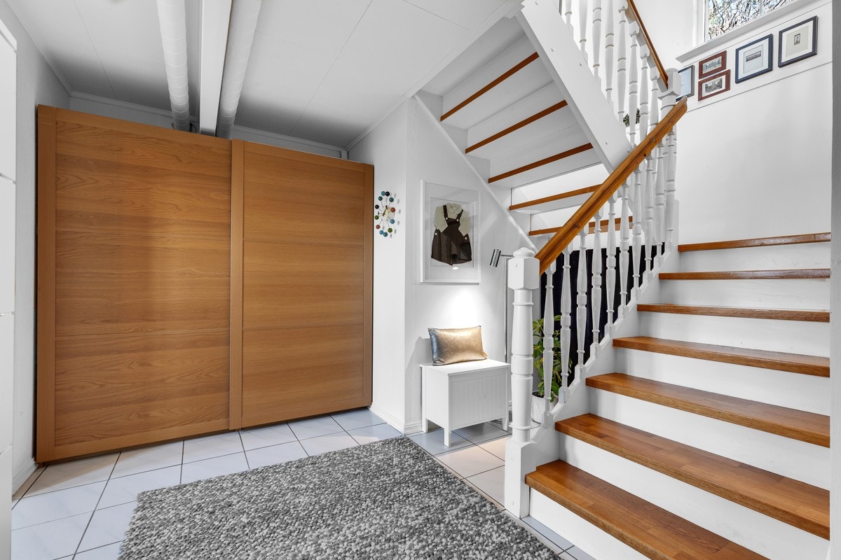 Trappehall i u. etg. Elektrisk oppvarming med varmekabler i hele etasjen med unntak av i entré og bod Galleribilde