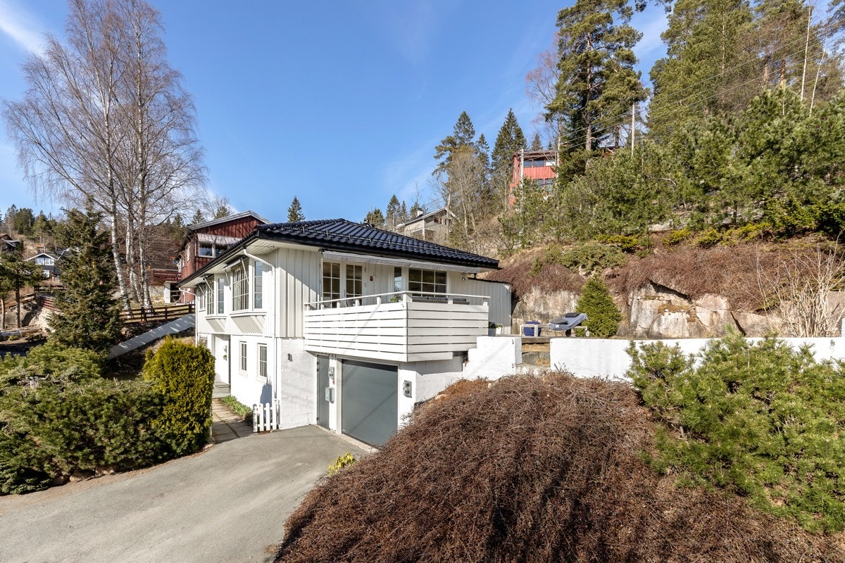 Pen enebolig på solrik tomt. Garasje med adkomst via dør og garasjeport Galleribilde