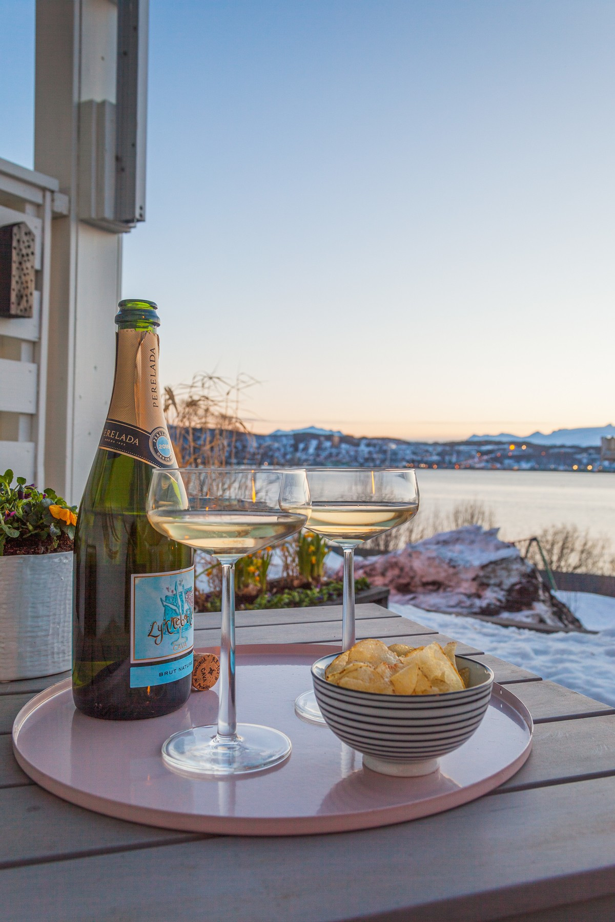 Man kan nyte lange sommerkvelder med gode venner og familie på terrassen