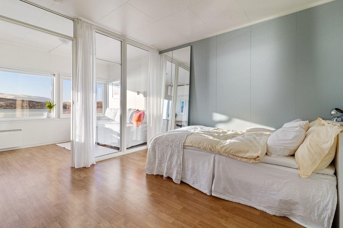 Fra oppholsrommet går det inn til soverommet som i dag er innredet som kontor