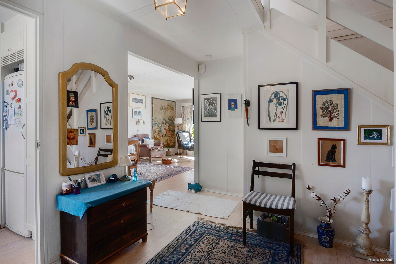 Hall, mot kjøkken og stue Galleribilde