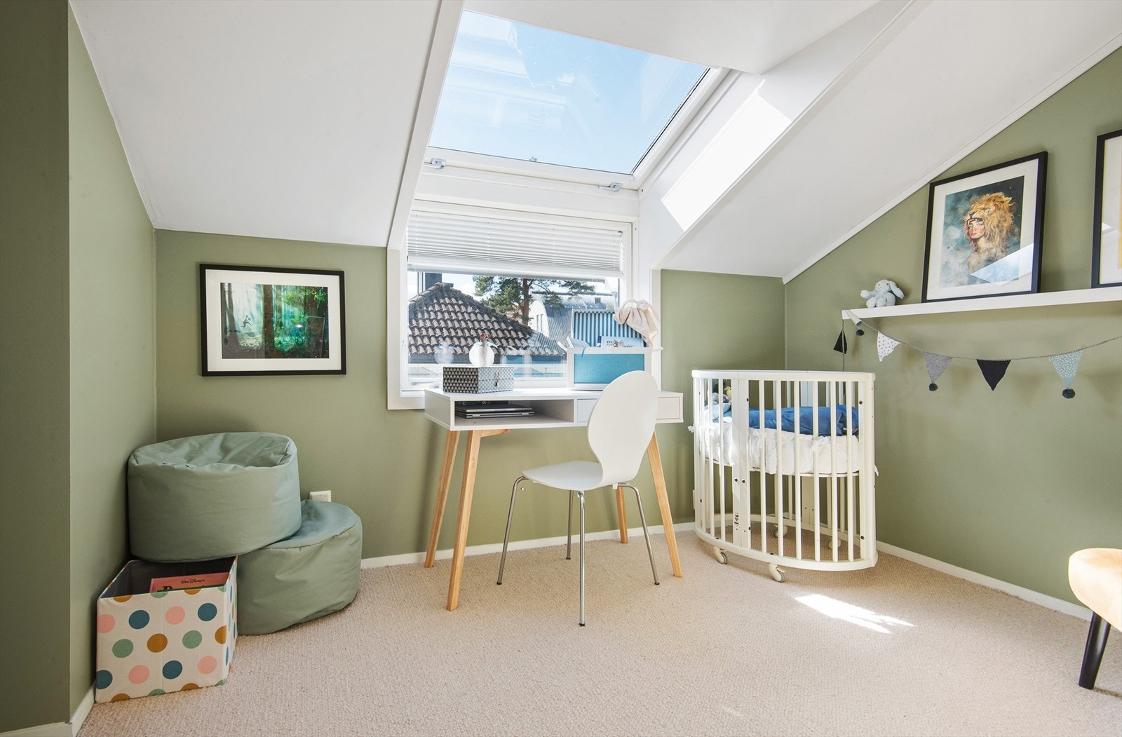 Store vindusflater gir rikelig med lysinnslipp på soverommet. Galleribilde