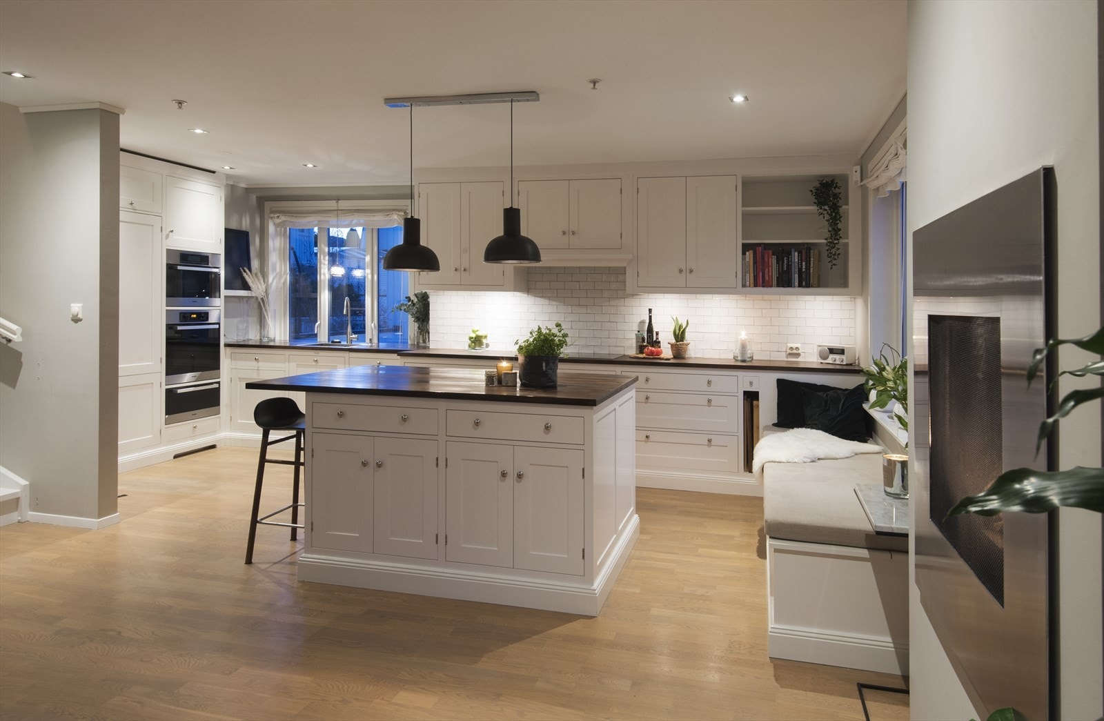 Boligen er over tre plan og har en moderne stil med en meget funksjonell og god planløsning. Galleribilde