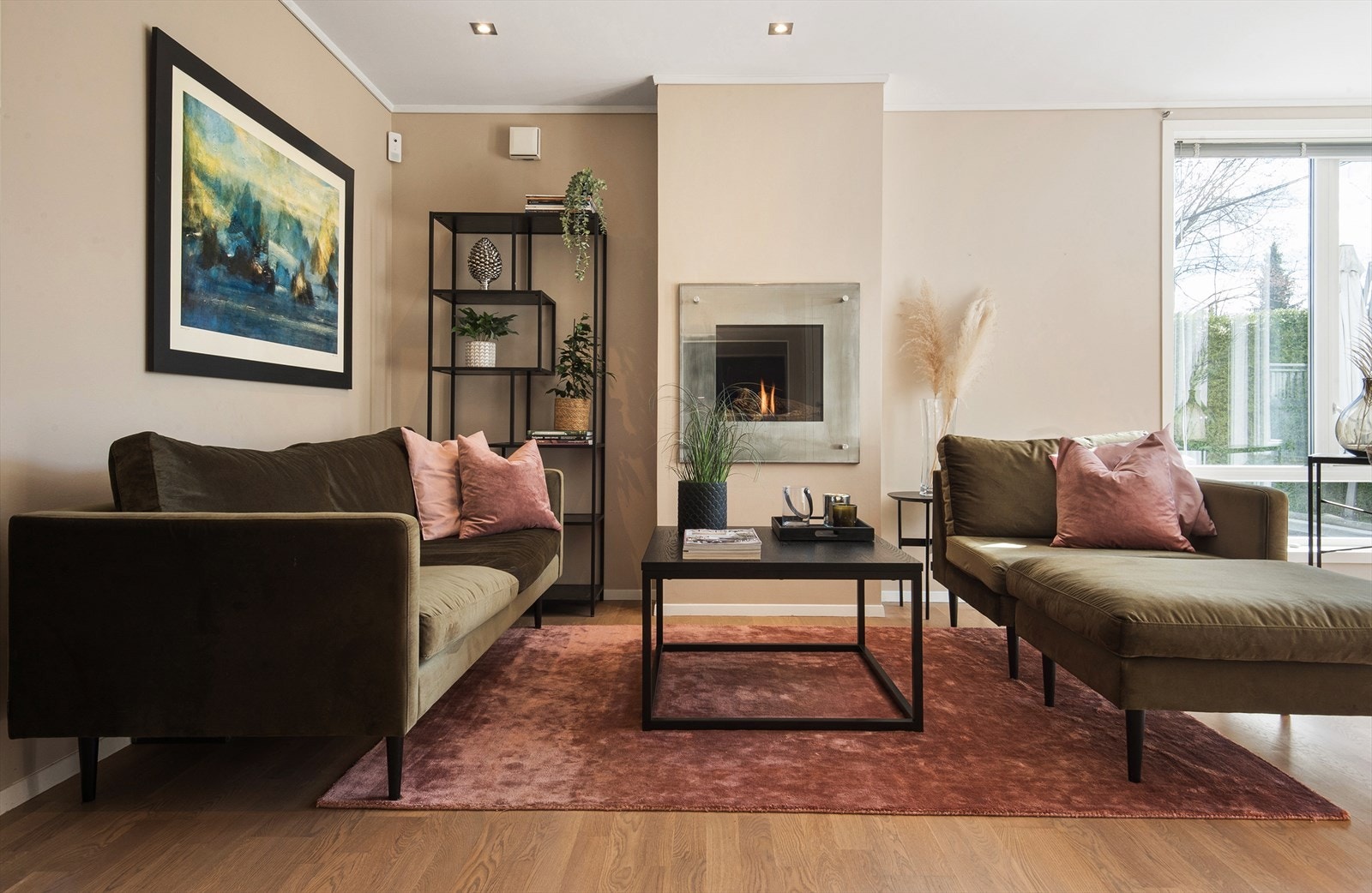 God plass til stor sofagruppe i stue. Galleribilde