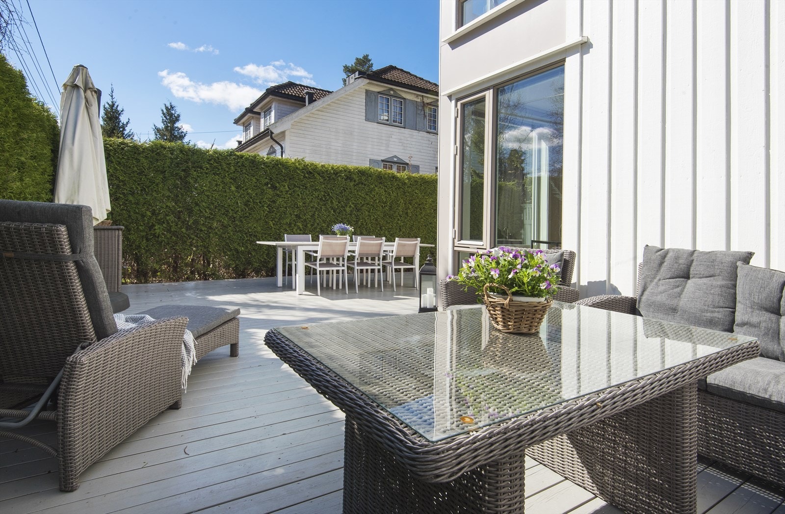 Gulv med beiset terrassebord. Beiset april 2021. Galleribilde