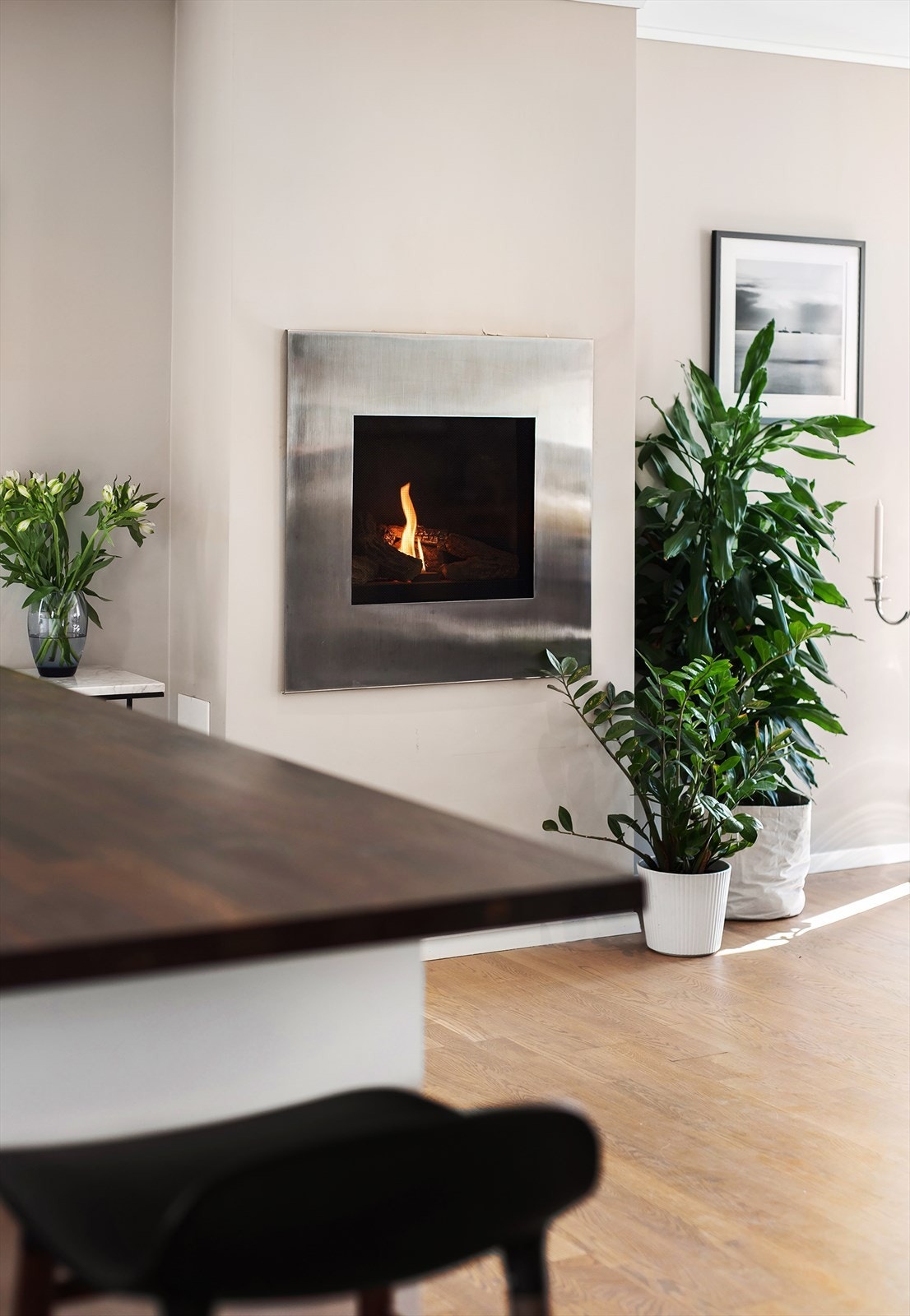 Også ved spisestuen/kjøkkenet finner vi gasspeis. Galleribilde