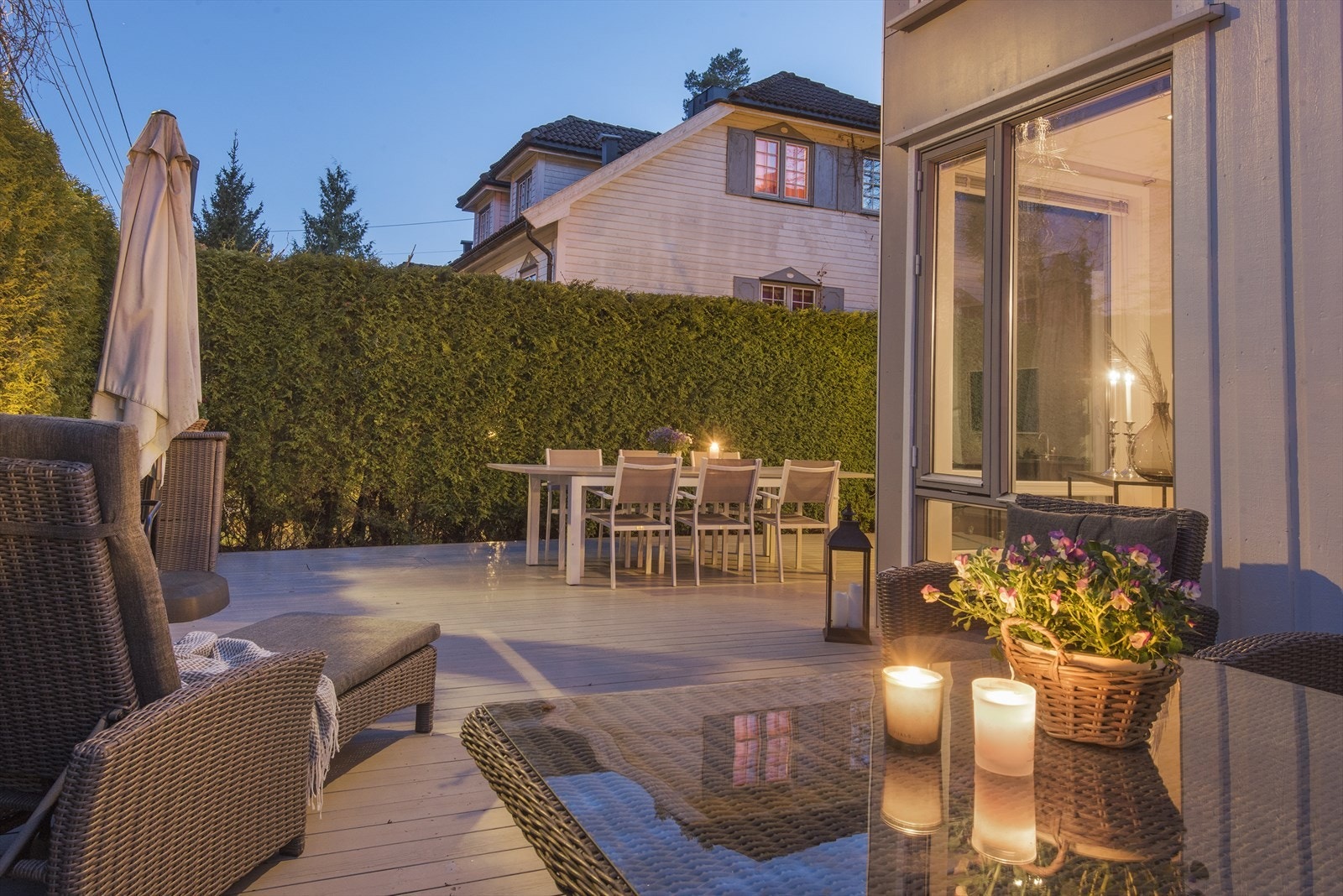 Stor og solrik markterrasse på ca. 66 m² ut fra stue. Galleribilde