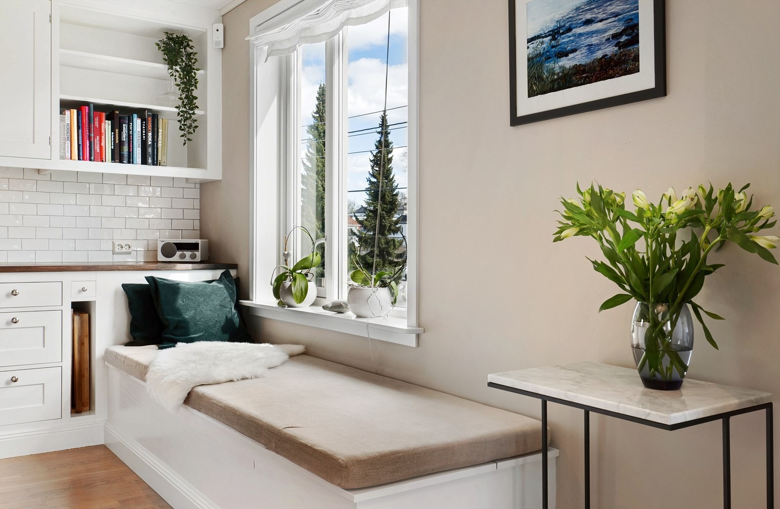 På kjøkkenet finner vi også en sittebenk ved vinduet, med oppbevaringsplass under. Galleribilde