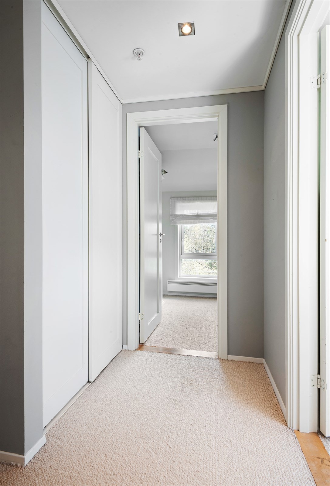 Tar man trappen opp, finner vi 3 av boligens soverom, samt et baderom. Galleribilde