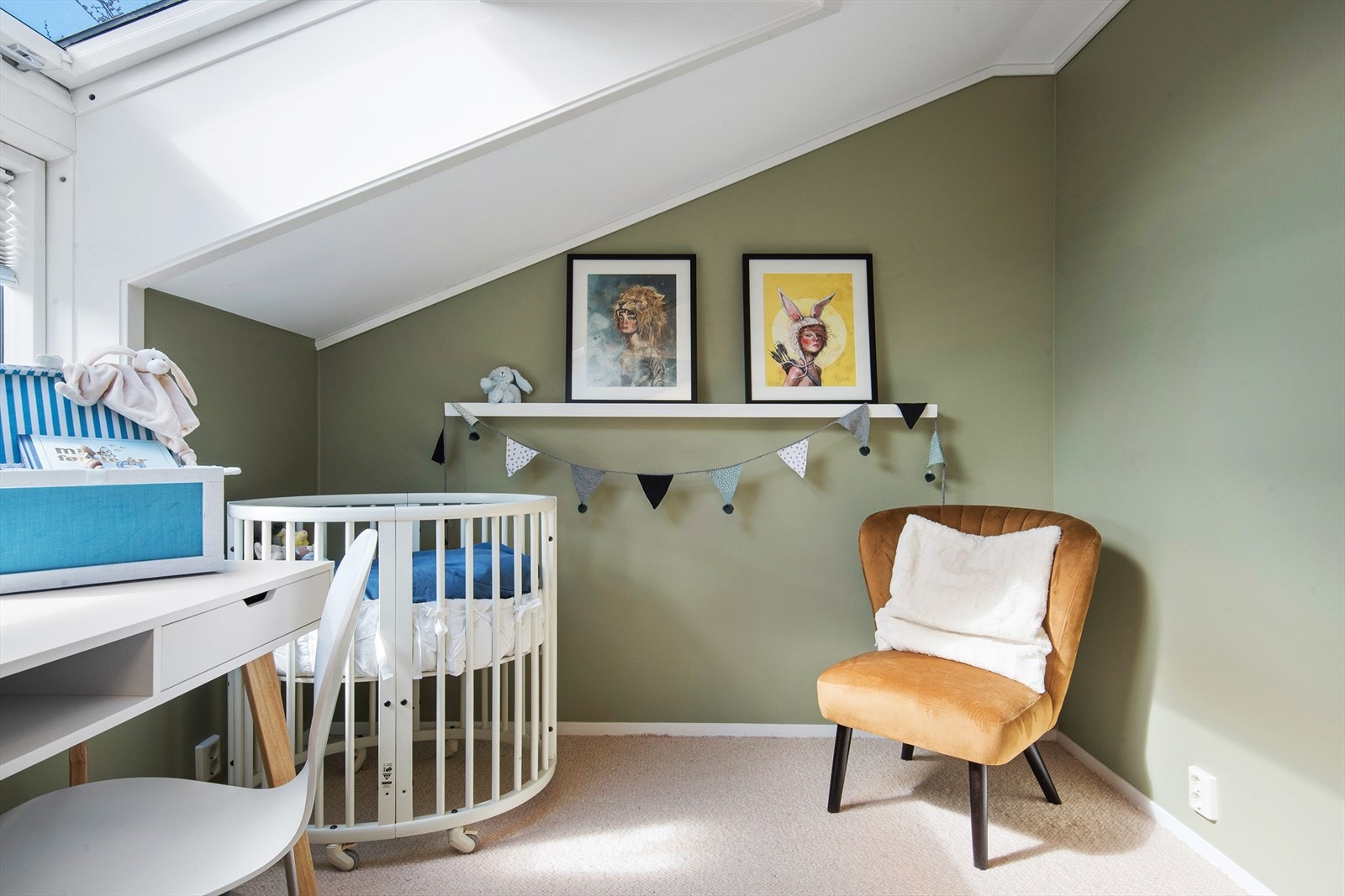 Soverom 2 er i dag innredet som barnerom - med plass til seng og tilhørende møblement. Galleribilde