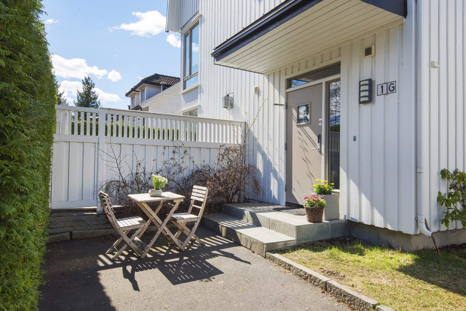 Foran inngangspartiet er det også plass til sittegruppe. Galleribilde