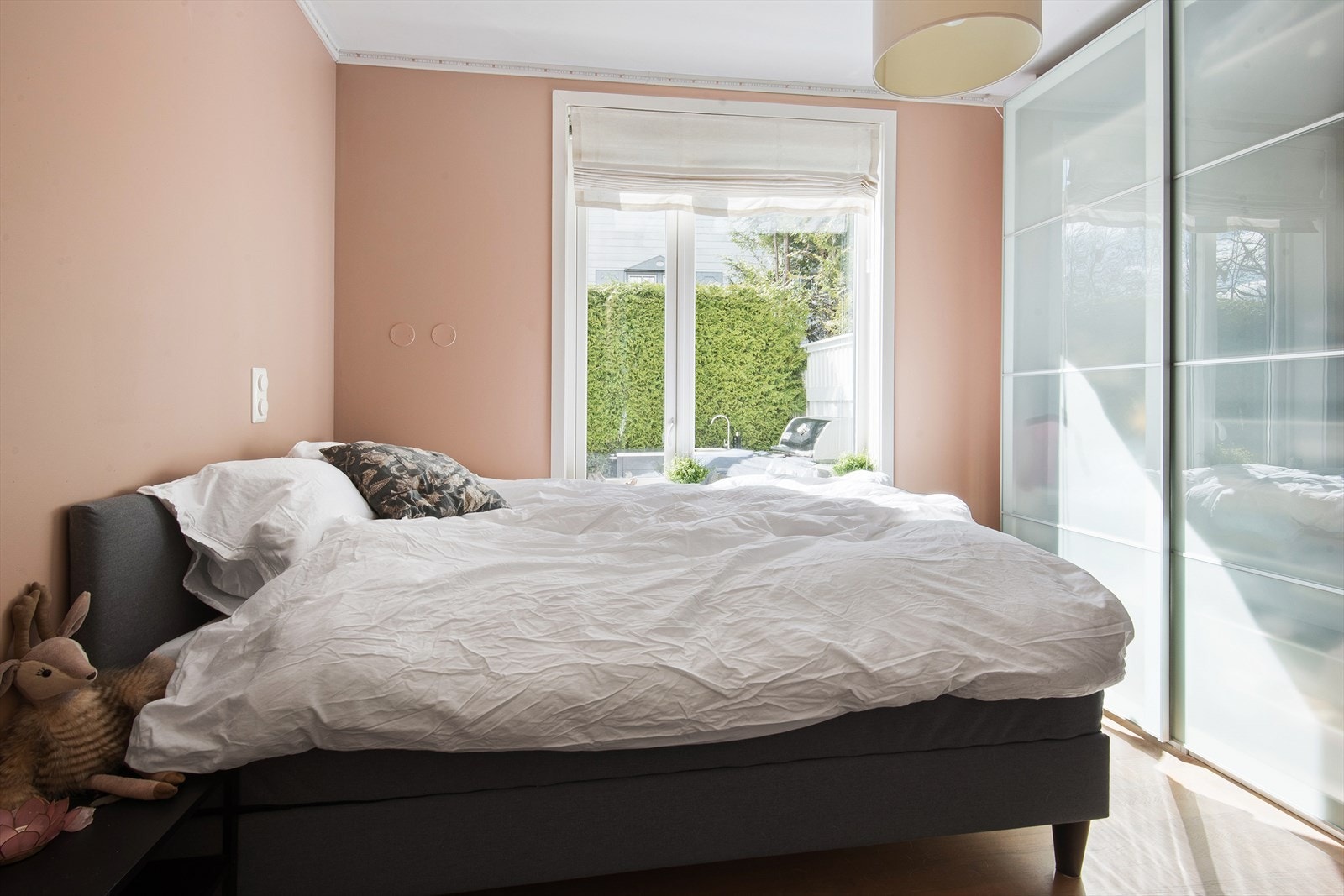 Soverom 4 er i 1. etg - med plass til dobbeltseng og stor skyvedørsgarderobe. Galleribilde