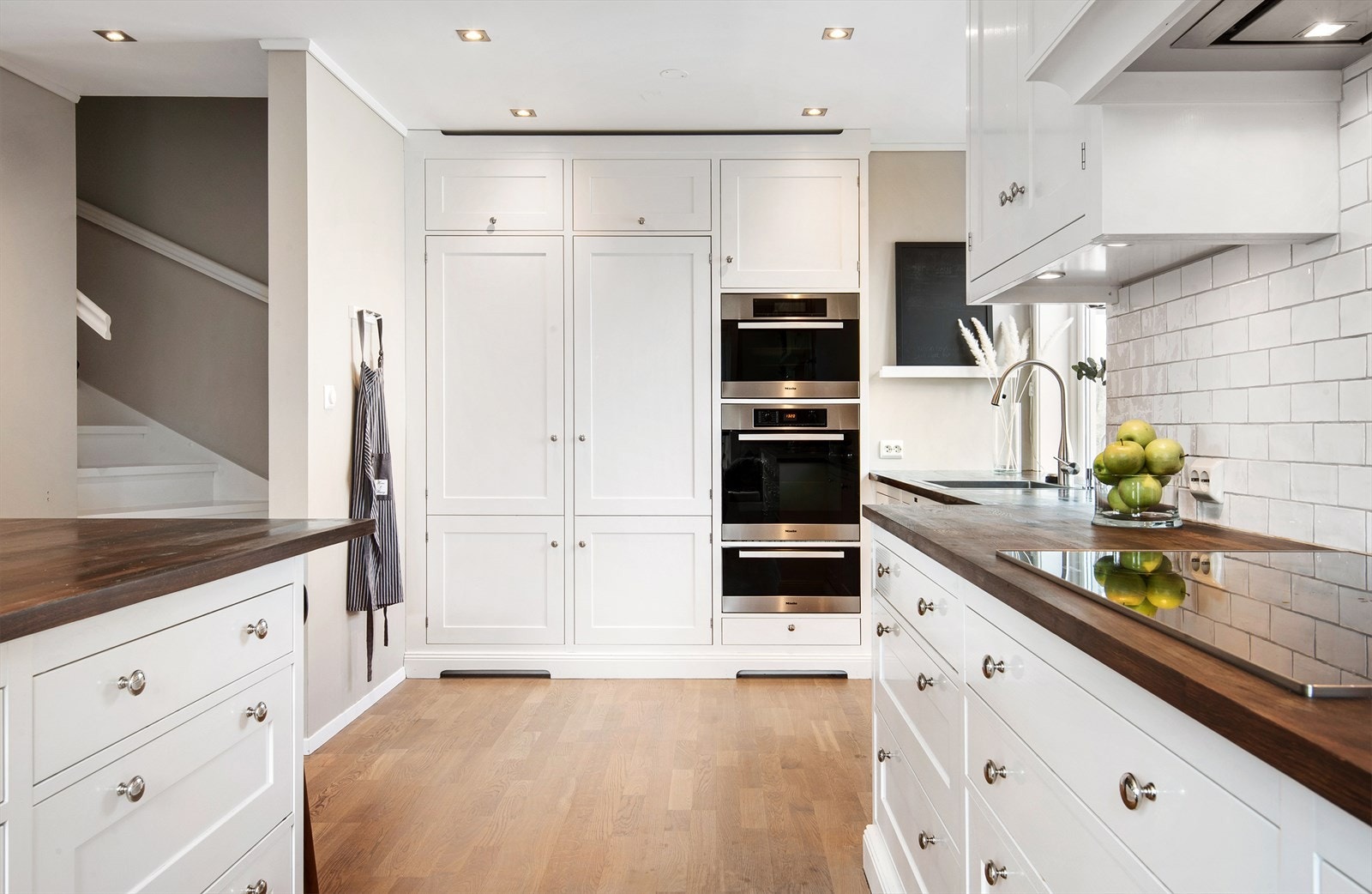 Flott kjøkken fra Kvänum fra 2010 med profilerte fronter og heltre eik benkeplate. Galleribilde