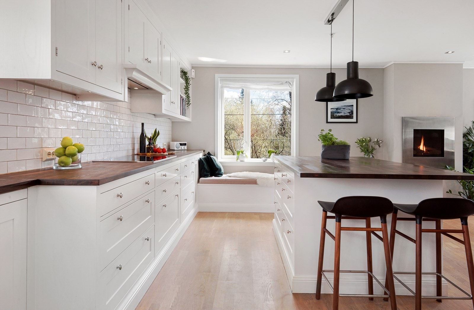 Induksjon platetopp og ventilatorvifte med hette. Flisfelt over benk. Galleribilde