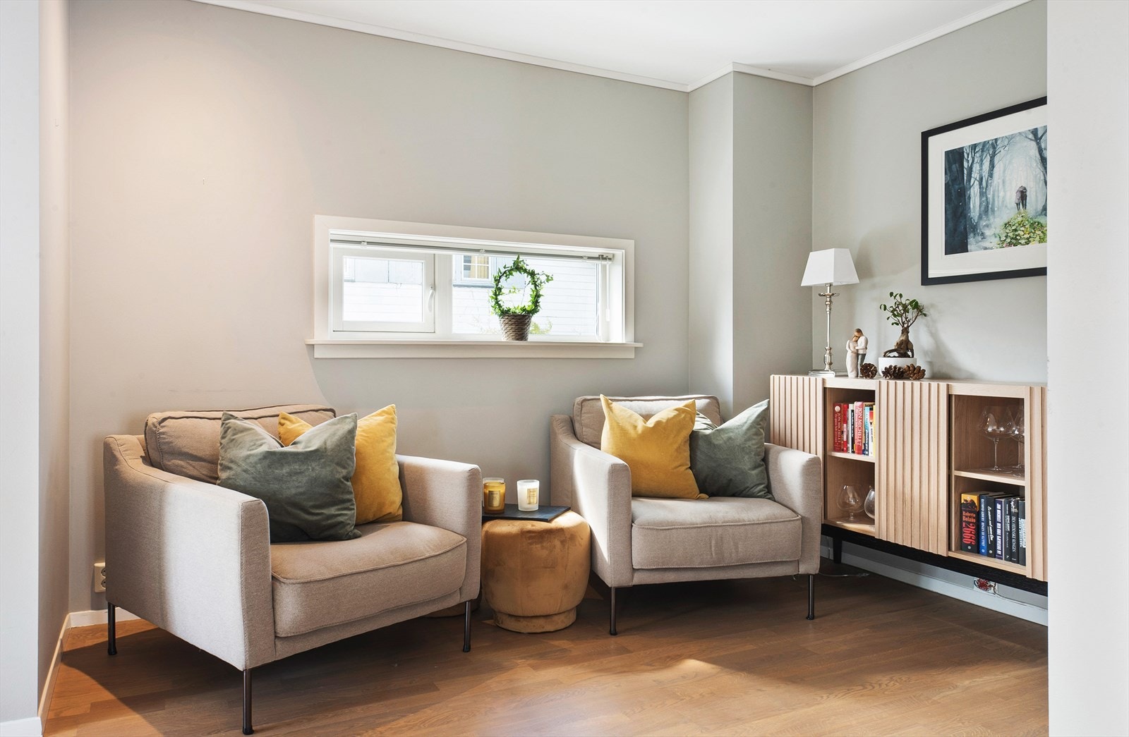 Ved spisestuen/kjøkkenet finner vi også en sone, i dag innredet med sittegruppe og diverse møblement. Galleribilde