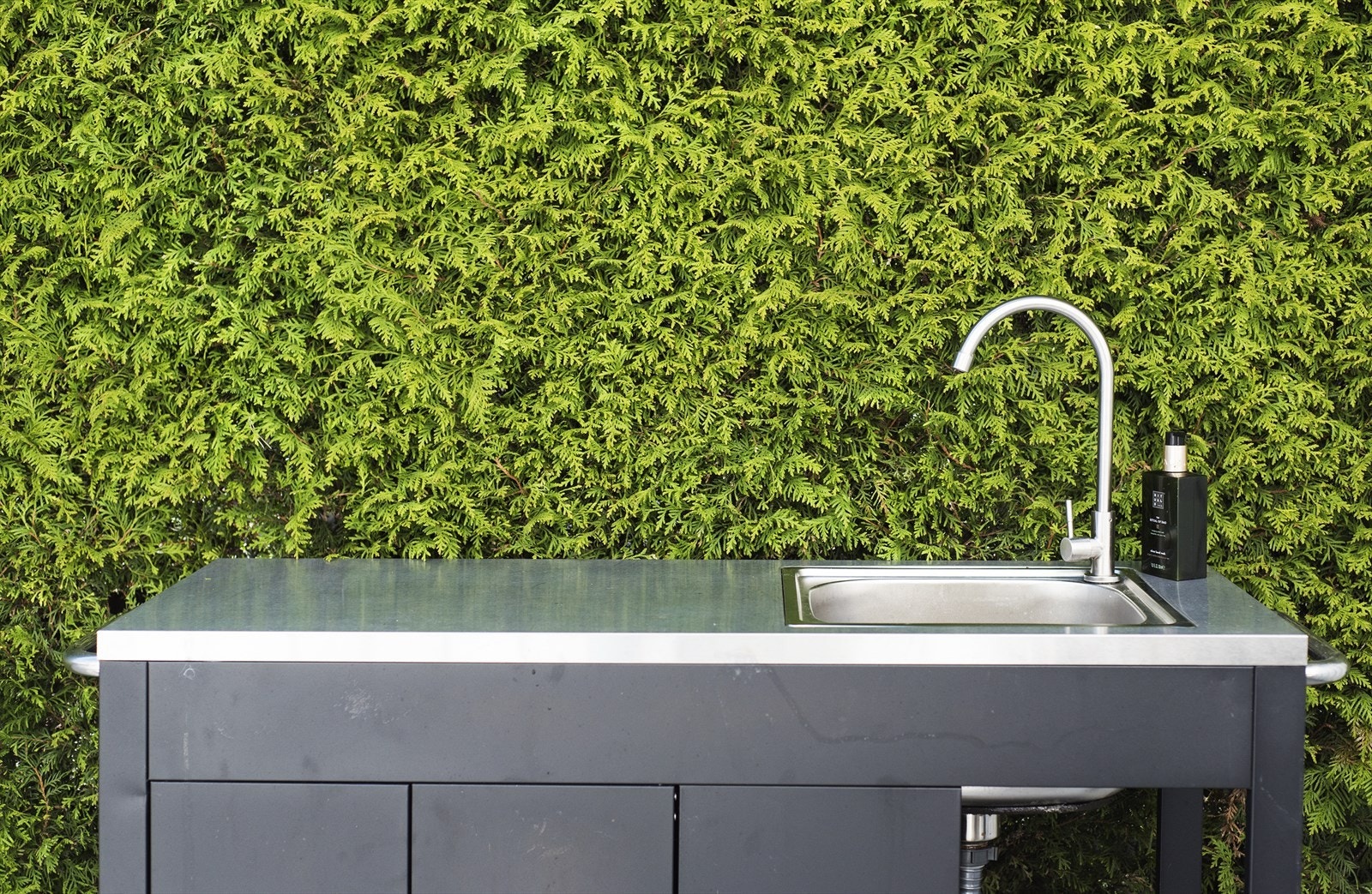 Praktisk utekjøkken med kran på terrassen - plassert rett ved grillplassen. Galleribilde