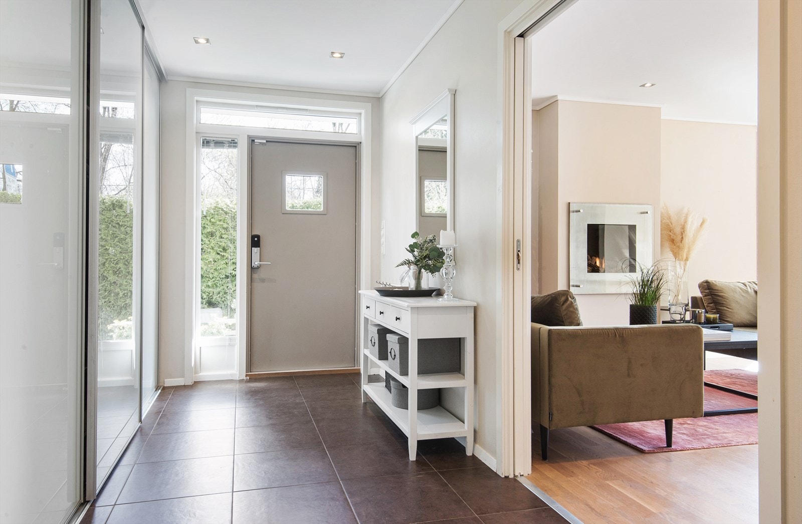 Innbydende inngangsparti med skyvedørsgarderobe med frostet glass. Yale Doorman dørlås. Galleribilde