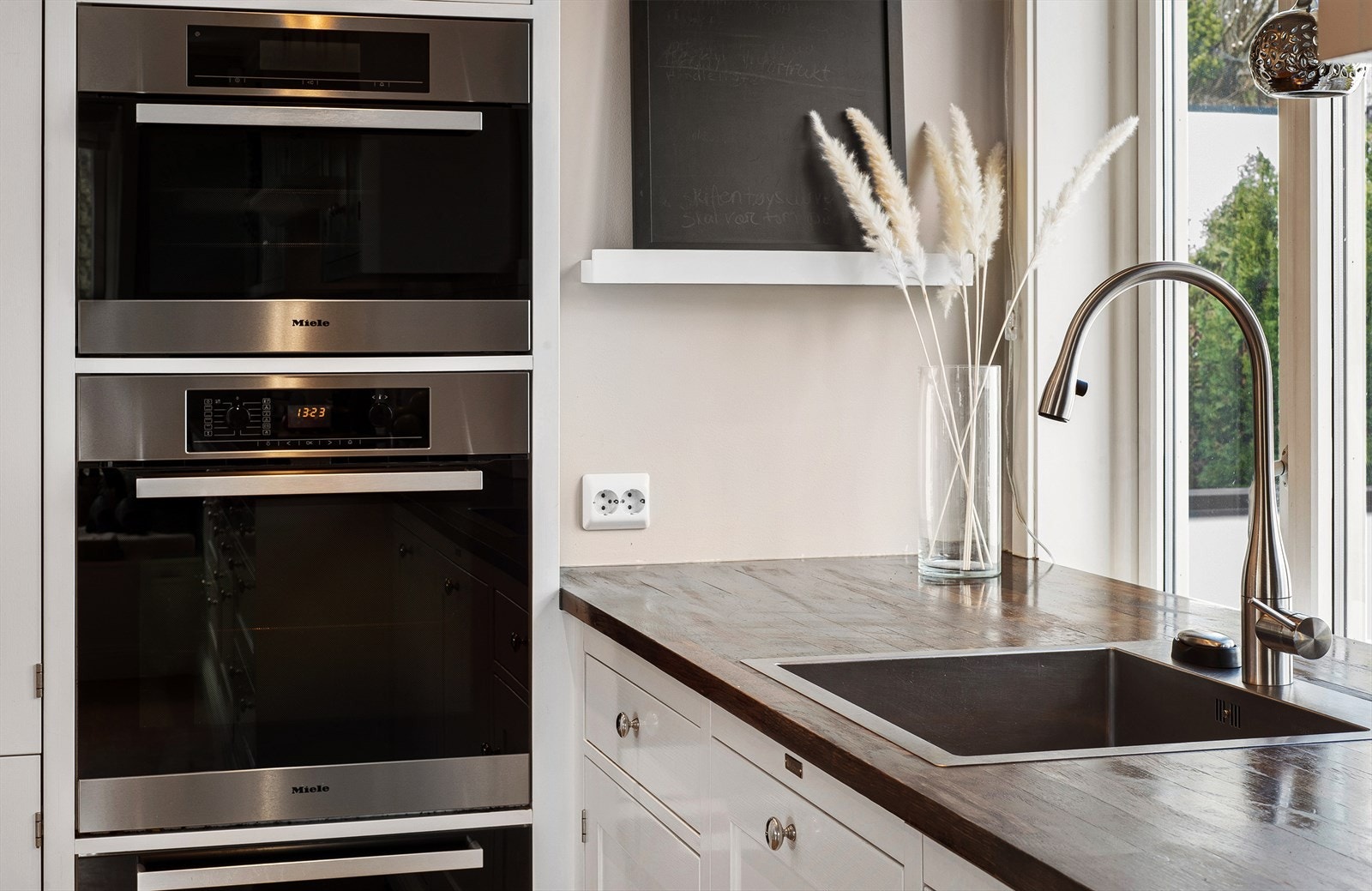 Integrert stekeovn, stekeovn/dampovn, varmeskuff, oppvaskmaskin, 2 stk. kjøl/frys. Galleribilde