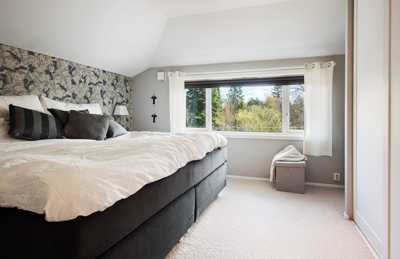 Flott og usjenert utsyn fra vinduet! Stor skyvedørsgarderobe med oppbevaring fra gulv til tak. Galleribilde