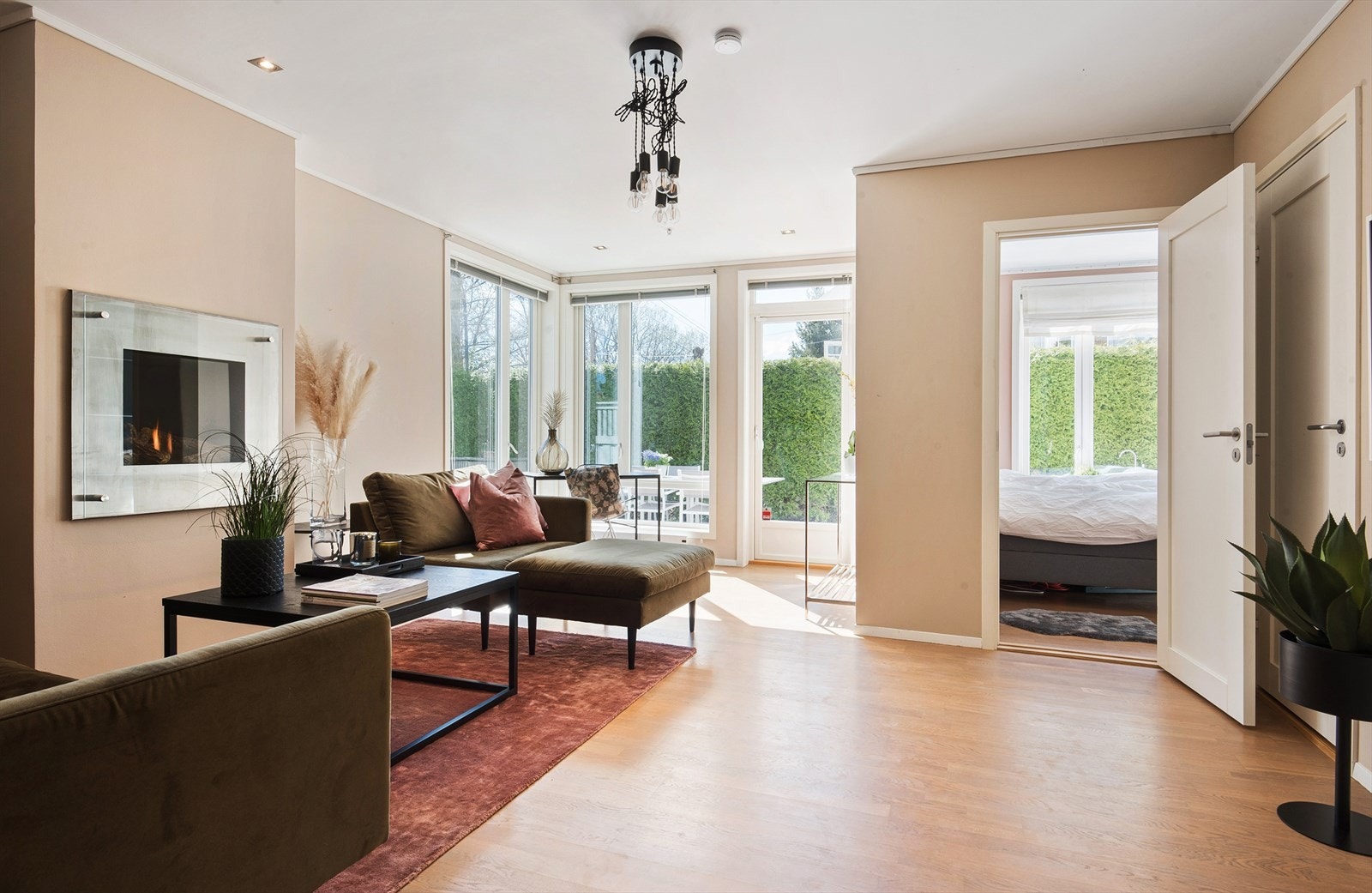 Romslig stue med god plass til flere soner og tilhørende møblement. Galleribilde