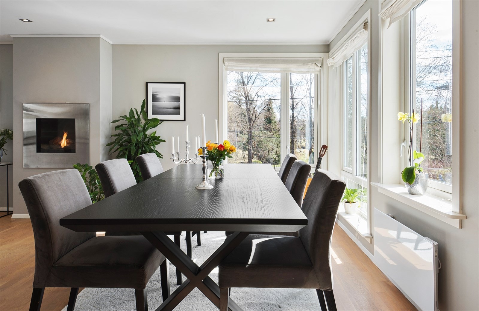 Også innendørs er det god plass til langbord i spisestuen. Galleribilde