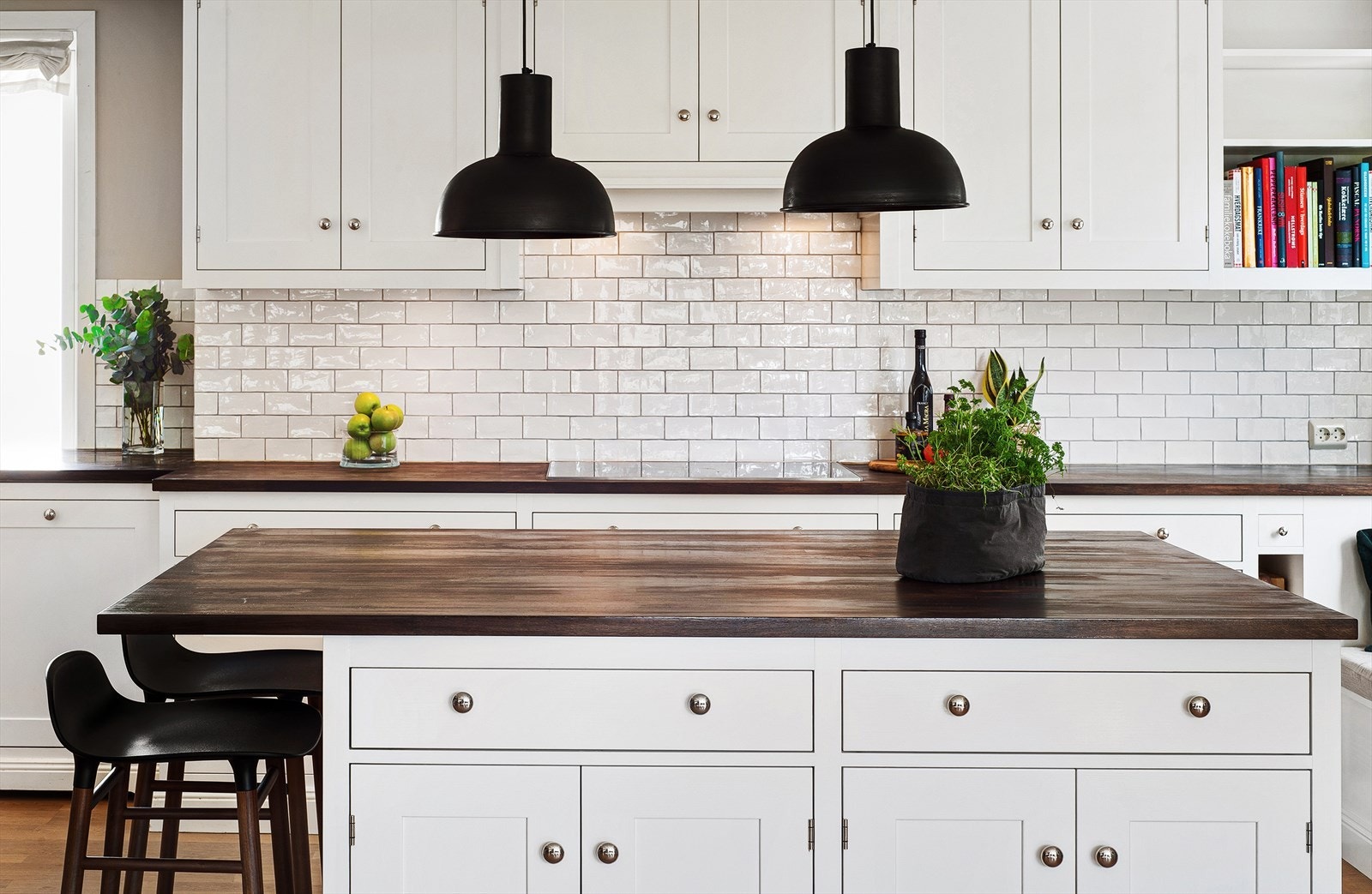 Praktisk kjøkkenøy med mye oppbevaringsplass, samt sitteplasser der frokosten kan nytes! Galleribilde