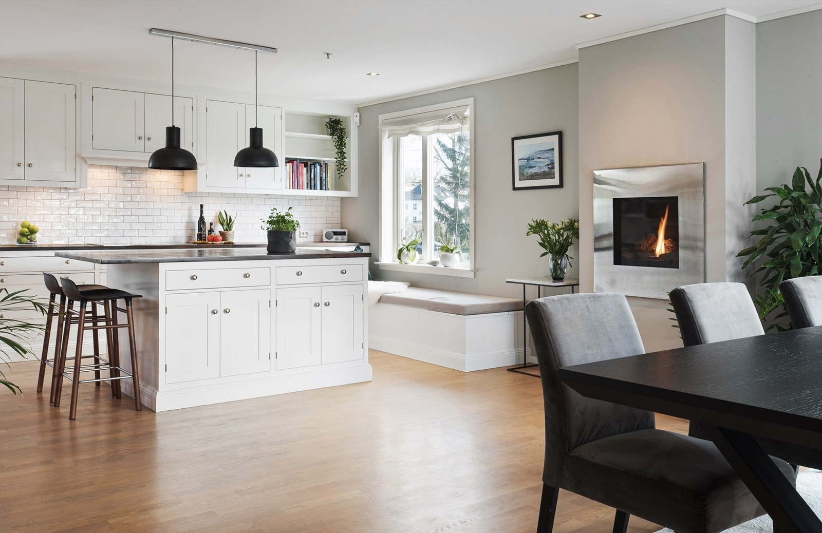 Spisestuen ligger i åpen løsning mot kjøkkenet - perfekt for sosiale sammenkomster! Galleribilde