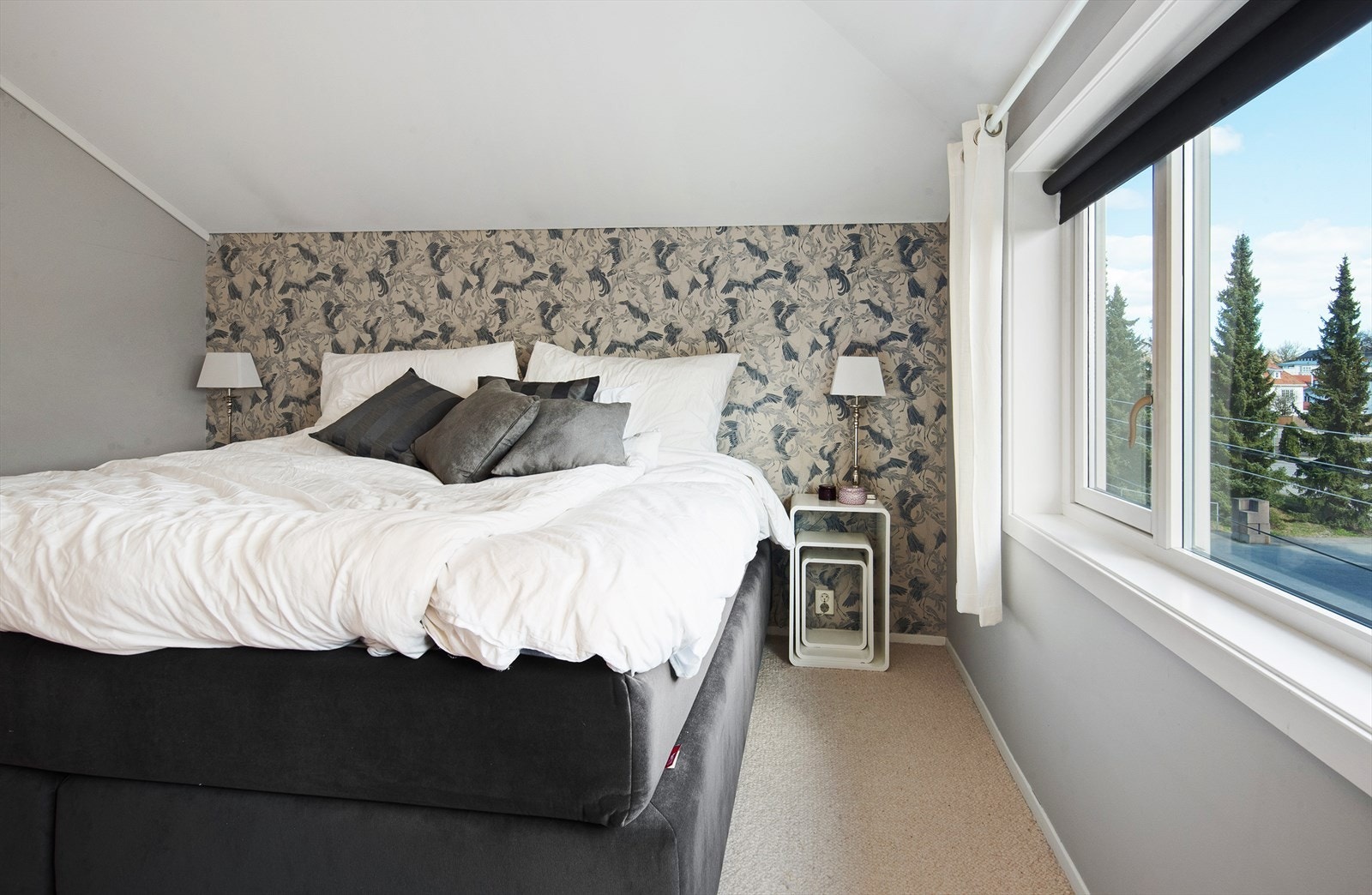 Hovedsoverom med plass til stor dobbeltseng og nattbord. Vegg-til-vegg teppe på gulv. Galleribilde