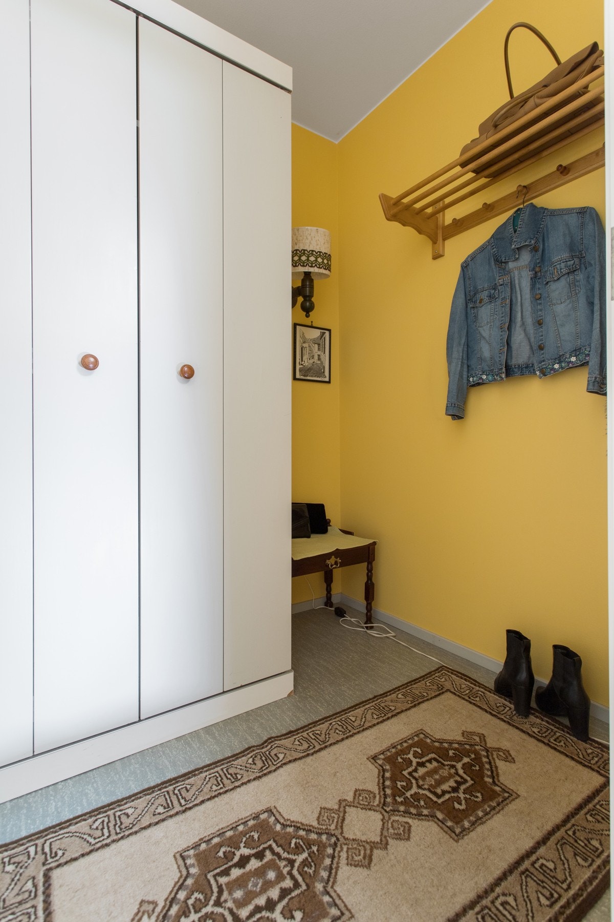 Hyggelig entré. Det er gode muligheter for sko og klesoppheng. Galleribilde