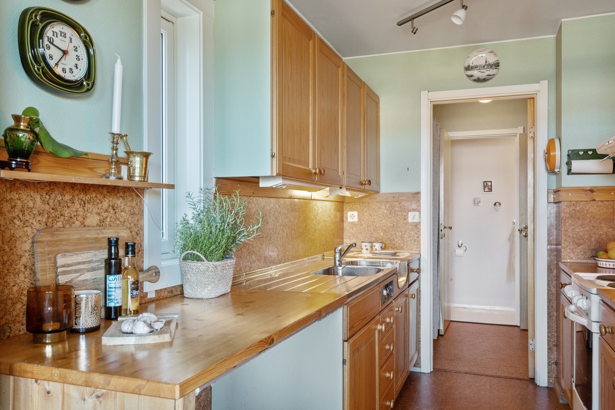 God benke- og skapplass på kjøkkenet. Galleribilde