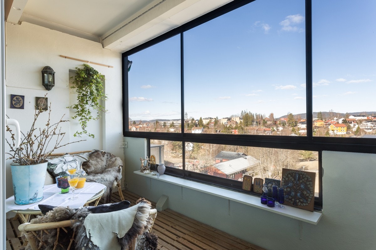 Velkommen til denne store 3-roms leiligheten i et veletablert boligområde på Hovseter. Galleribilde