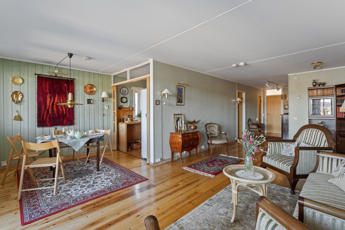 Borettslaget leier ut selskapslokale, gjesterom, en gjesteleilighet, og har i tillegg trimrom, bordtennisrom, snekkerrom, malerrom og rullerom. Se www.meklenborg.no for mer informasjon. Galleribilde