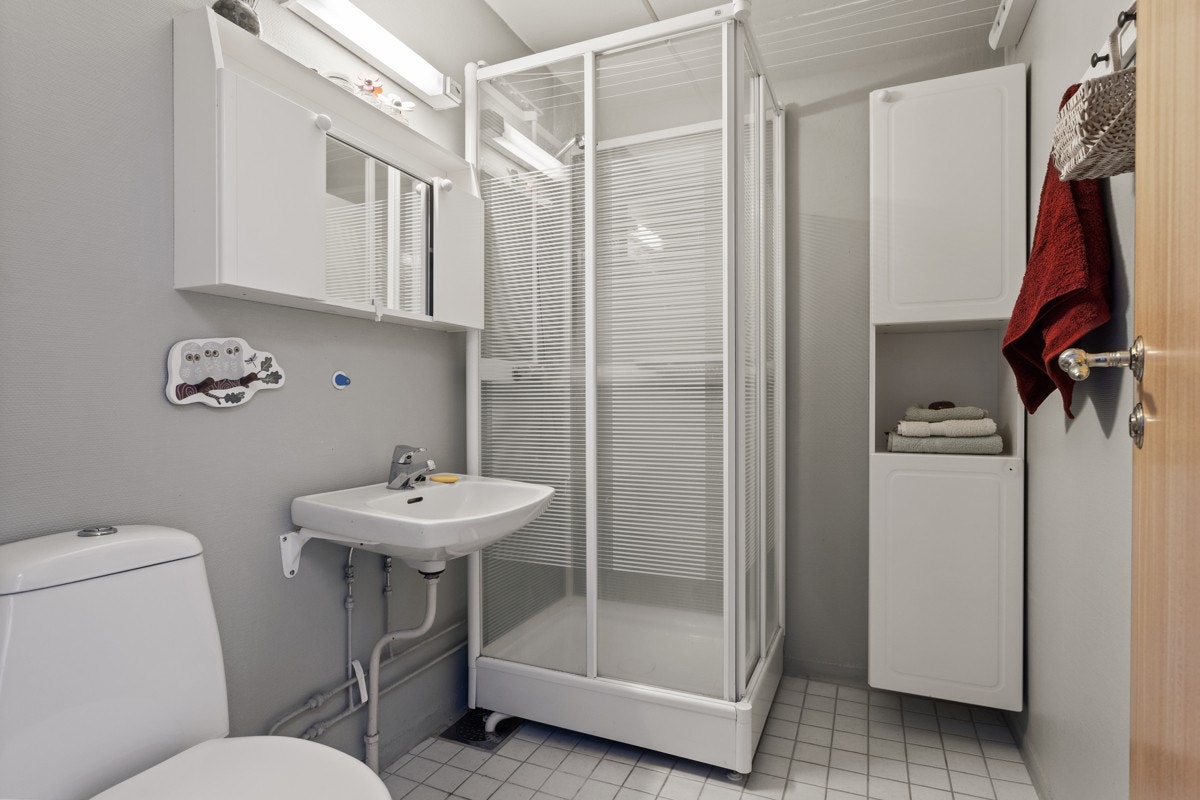 Gulvet på bad fremstår med fliser på gulv med underliggende varmekabler. Veggflater på bad er belagt med malt strie. Galleribilde