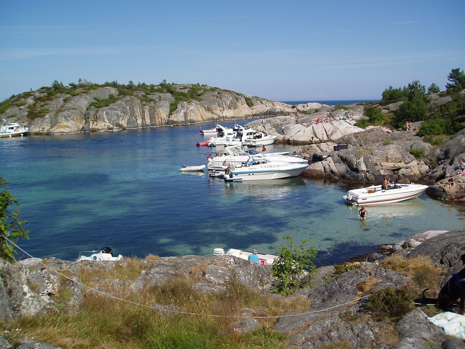 Nærhet til badeliv og flott skjærgård med eller uten båt. Ønsker du å bade i sjøen, finner du alltid en idyllisk og lun plass for å kunne slappe av en varm sommerdag. Galleribilde