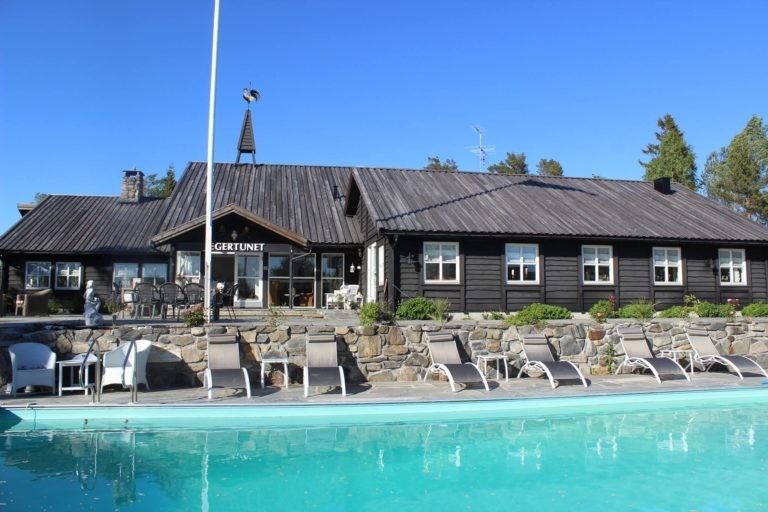 Jegertunet Feriesenter: Tidligere Jegertunet Hotell med restaurant med alle rettigheter og egne arrangementer, tennisbaner og planlagt sandvolleyball Galleribilde