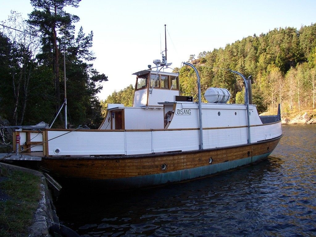 Norges eldste bilferge av tre. Her kommer du deg enkelt over til Risør, med eller uten bil hele året (følger skoleruten) Ekstra avganger i sommersesongen. Galleribilde