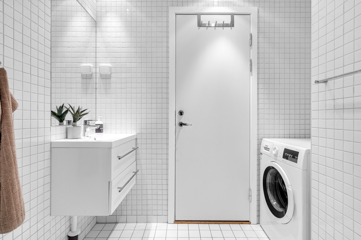 Den stilrene baderomsinnredningen er ny fra 2021. Vaskemaskinen medfølger. Galleribilde